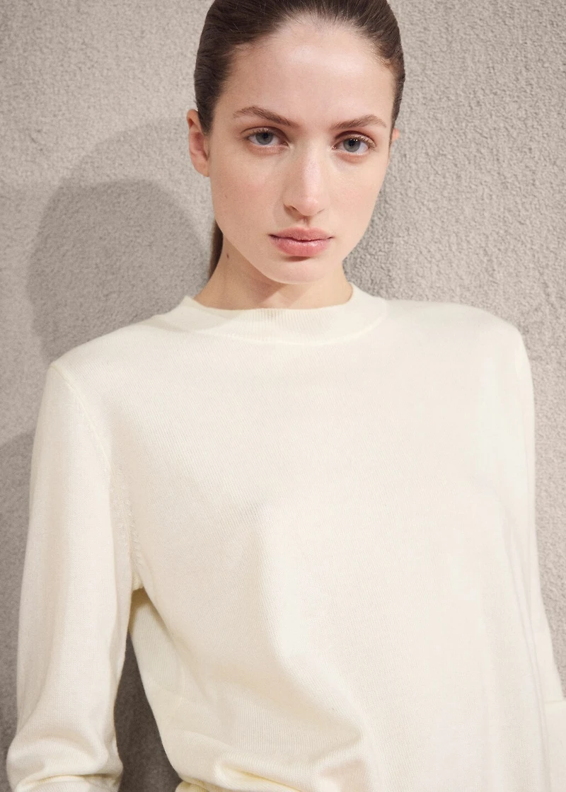 Round-neck knitted sweater