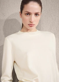 Round-neck knitted sweater