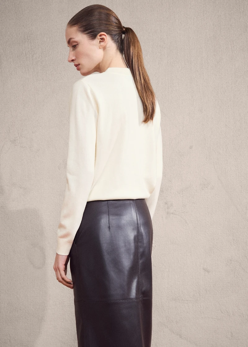 Round-neck knitted sweater