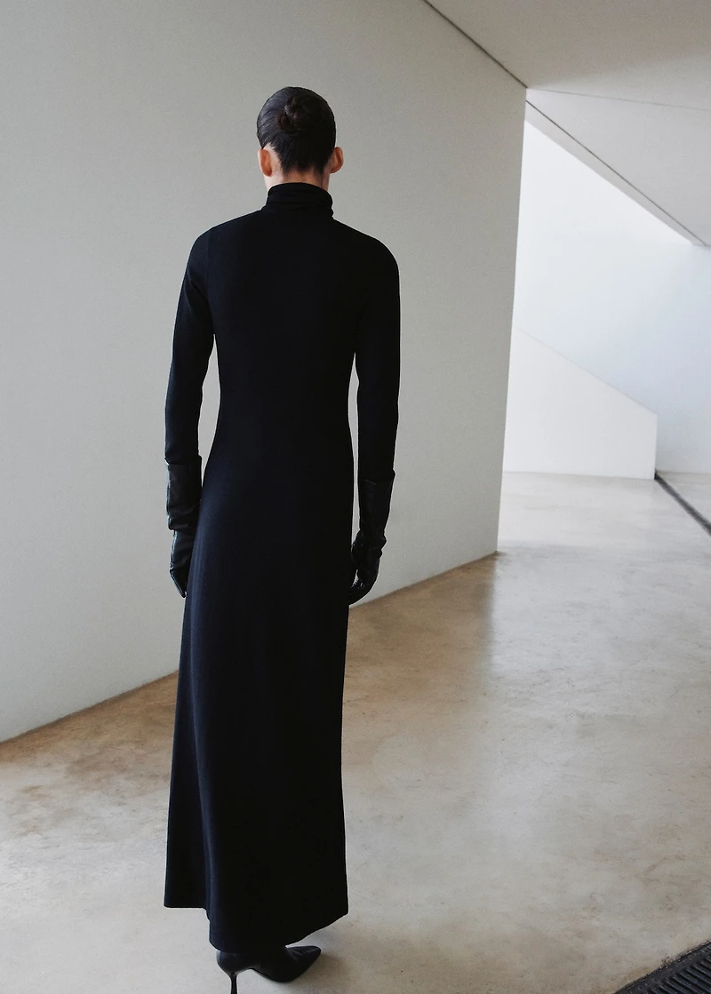 Turtleneck knitted dress with brooch