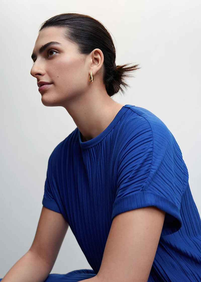 Short-sleeved pleated t-shirt