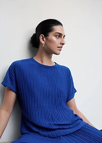 Short-sleeved pleated t-shirt