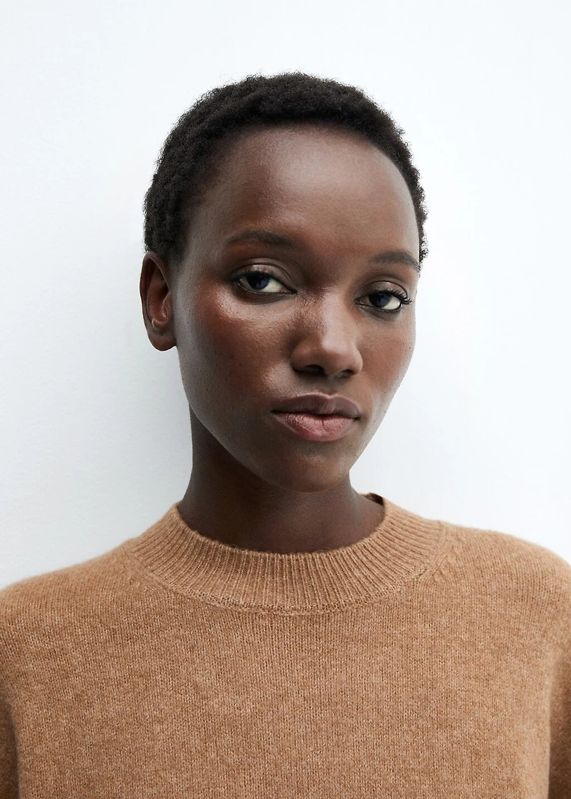 Round-neck knitted sweater