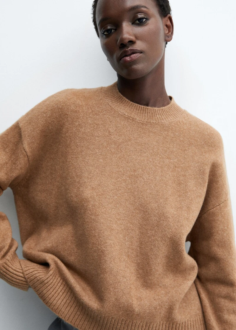 Round-neck knitted sweater