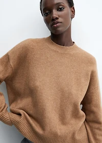 Round-neck knitted sweater