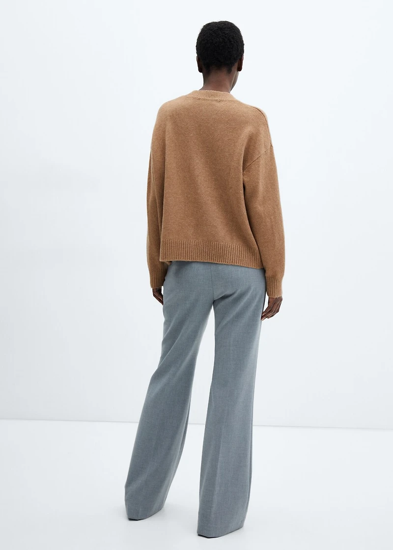 Round-neck knitted sweater