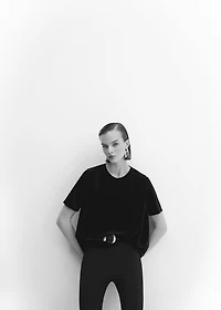 T-shirt with velvet shoulder pads