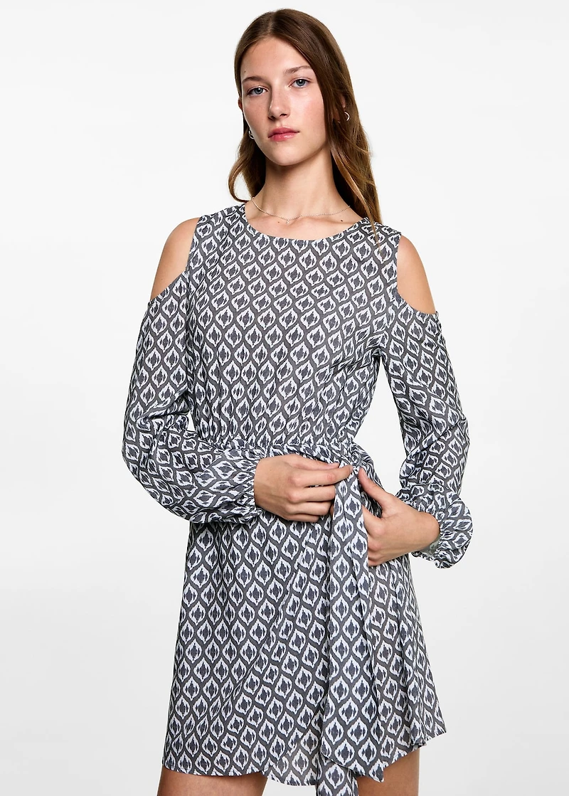 Off-shoulders dress