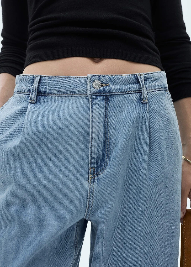 Wide-leg pleated jeans