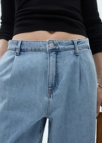 Wide-leg pleated jeans