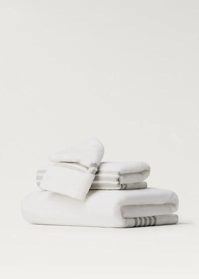 Bath towel with contrasting trim