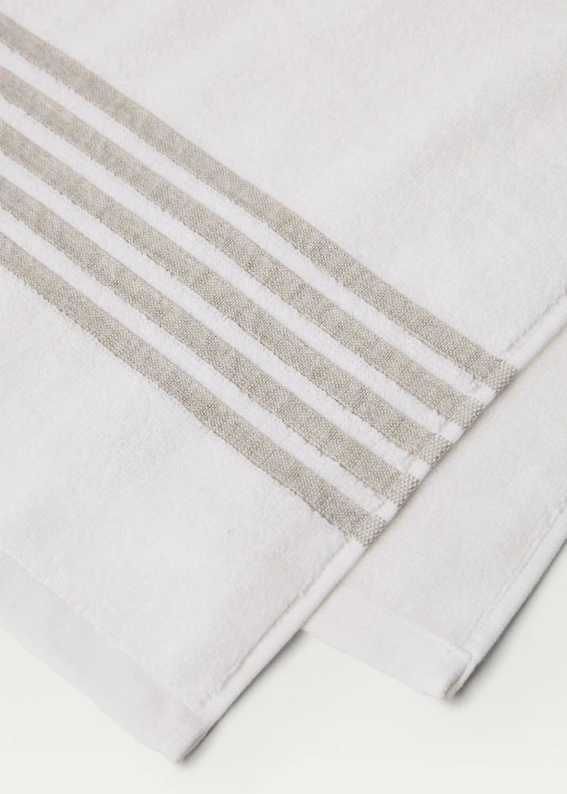 Bath towel with contrasting trim