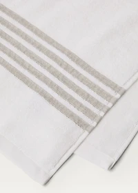 Bath towel with contrasting trim