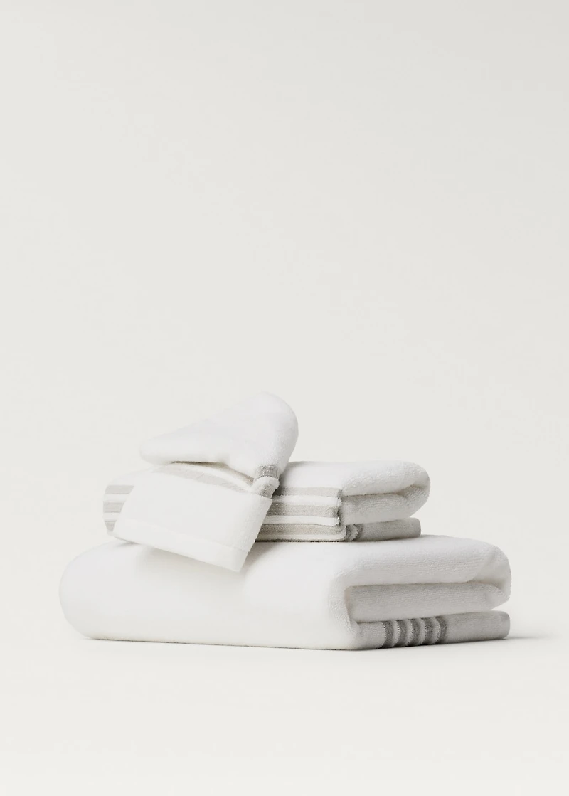 Linen bath towel with contrasting trim