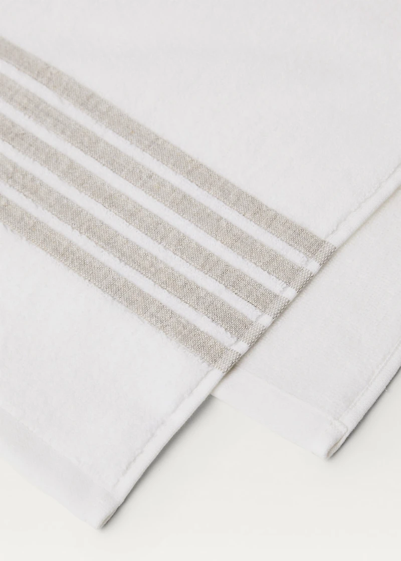 Linen bath towel with contrasting trim