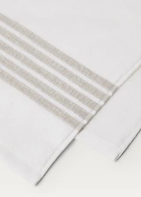 Linen bath towel with contrasting trim
