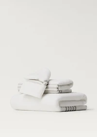 Linen hand towel with contrasting trim