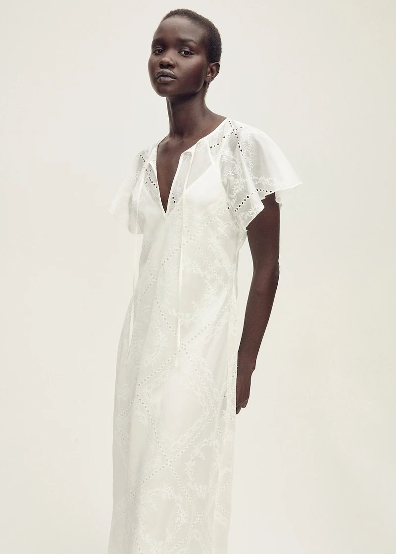 Embroidered dress with lace details