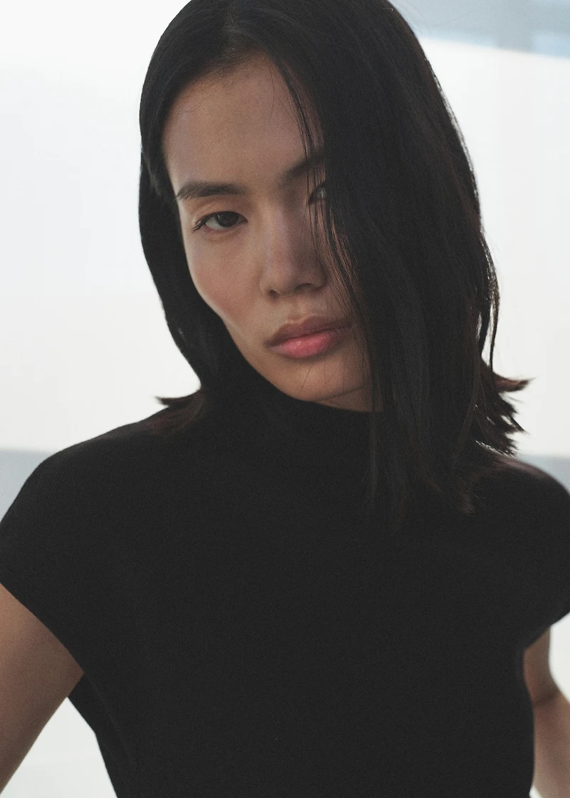 Short-sleeved fine-knit sweater