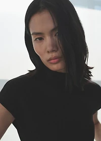 Short-sleeved fine-knit sweater