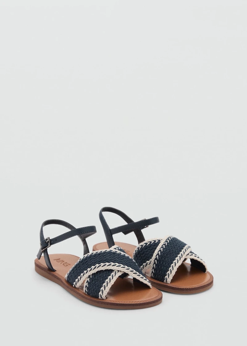 Criss-cross straps sandals