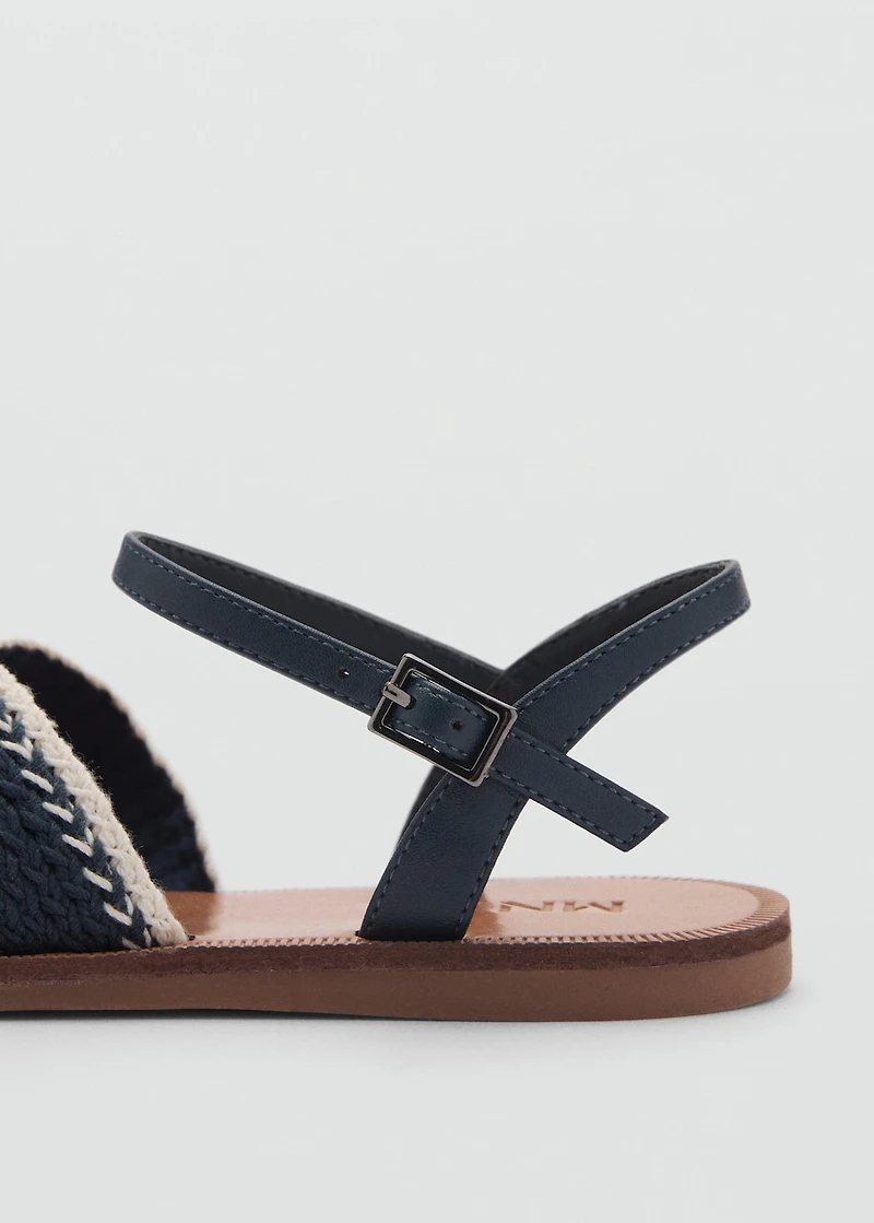 Criss-cross straps sandals