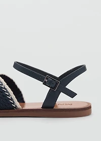 Criss-cross straps sandals