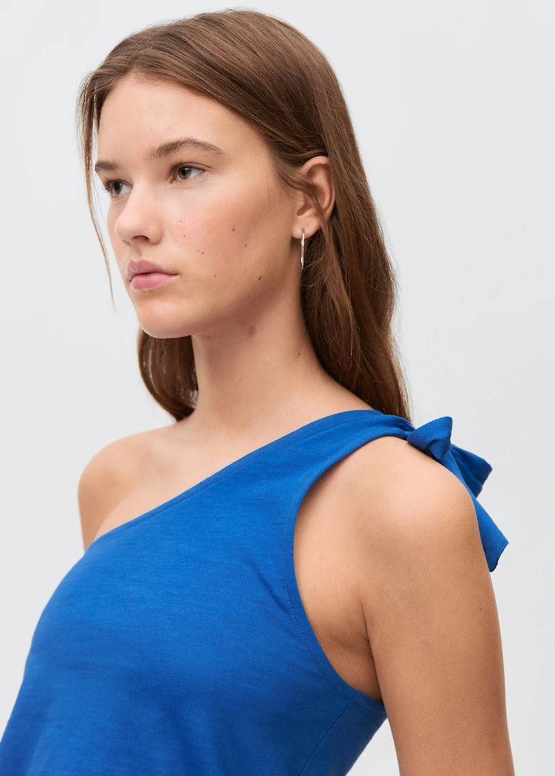 Asymmetrical top with bow