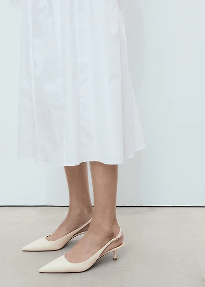 Pointed kitten-heel shoes