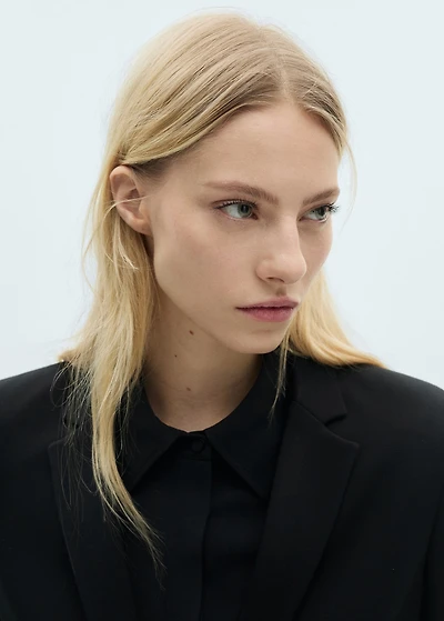 Suit blazer with flap pockets