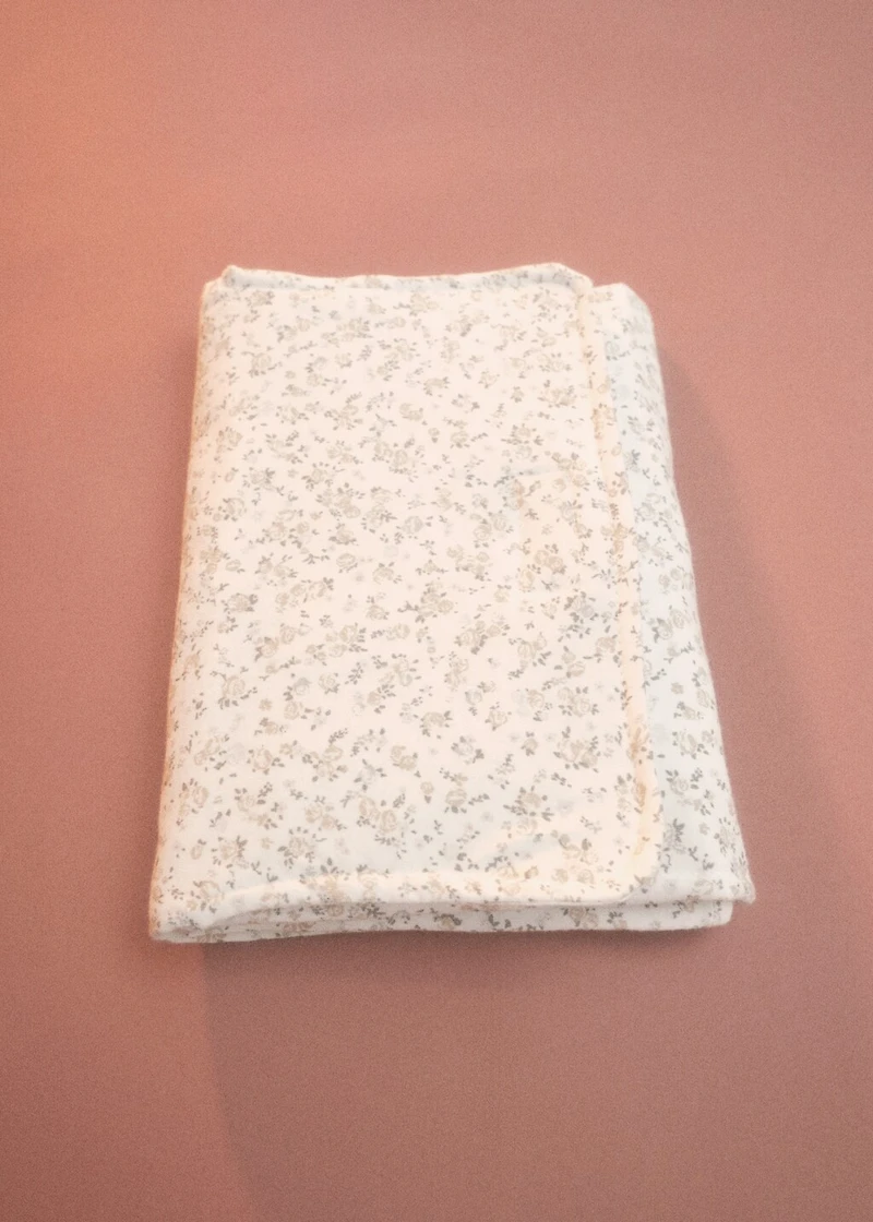 Children’s cotton portable changing table with mini-flower print