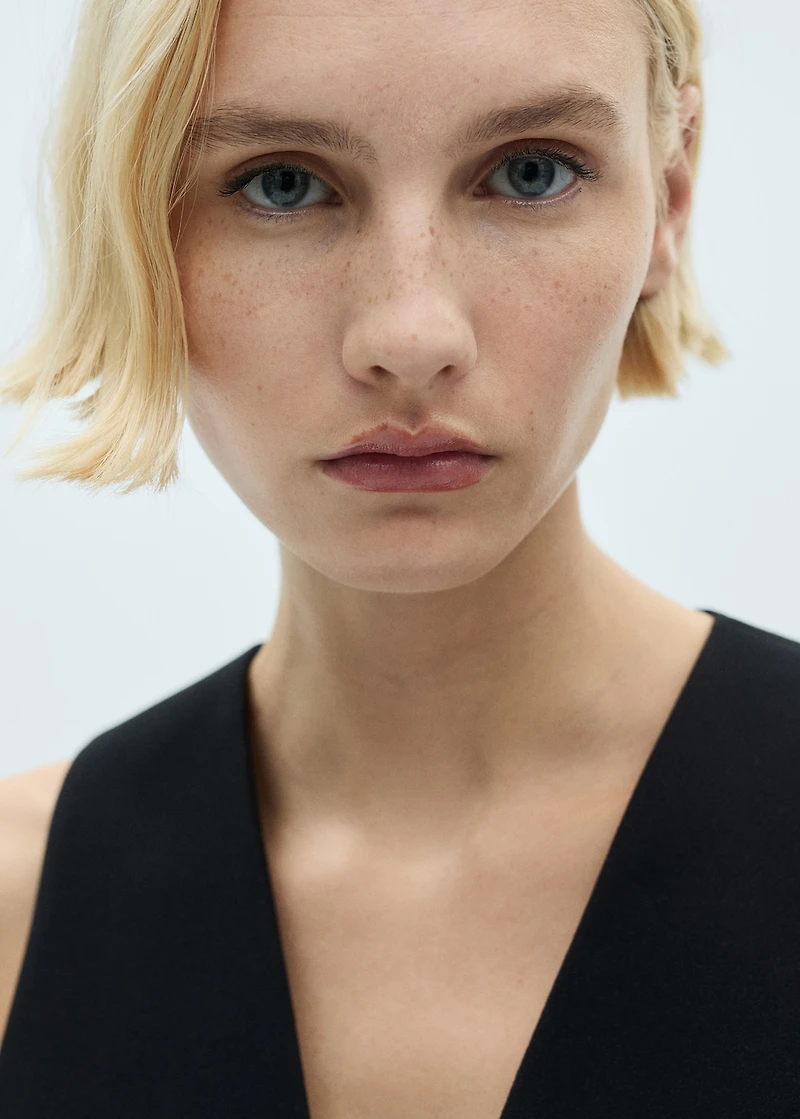 Suit vest with buttons