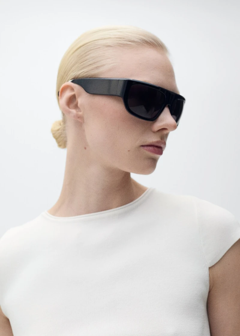 Knitted sweater with asymmetrical hem