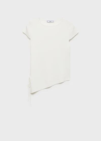 Knitted sweater with asymmetrical hem