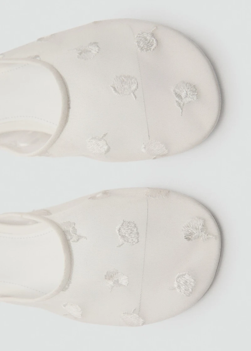 Embroidered mesh shoes