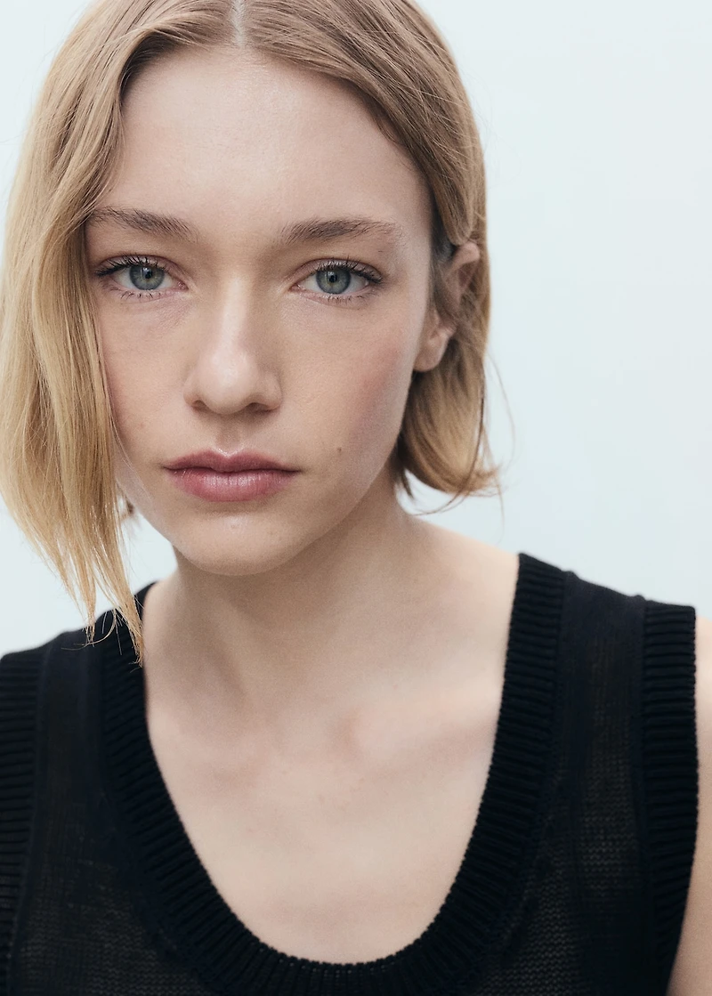 Low-neck knitted top