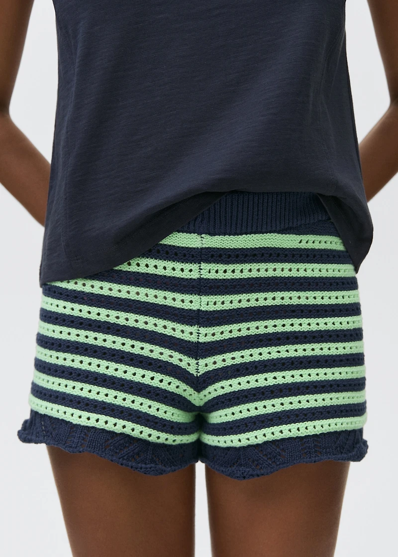 Contrasting crochet shorts