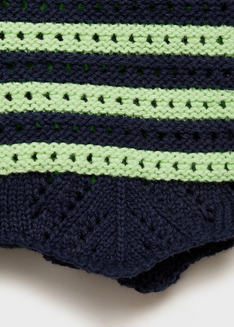 Contrasting crochet shorts