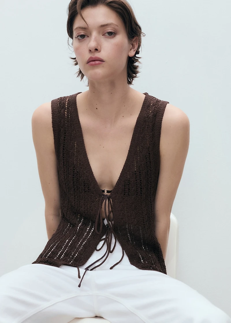 Knitted vest with bow closure