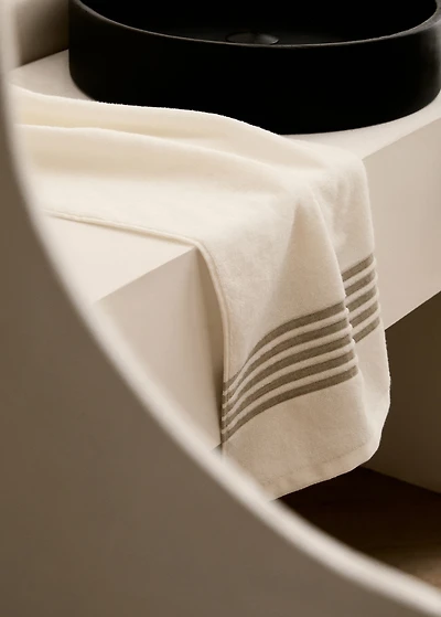 Bath towel with contrasting trim