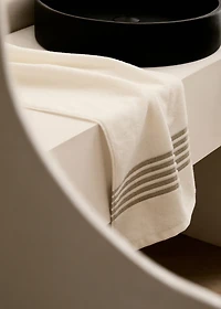 Bath towel with contrasting trim