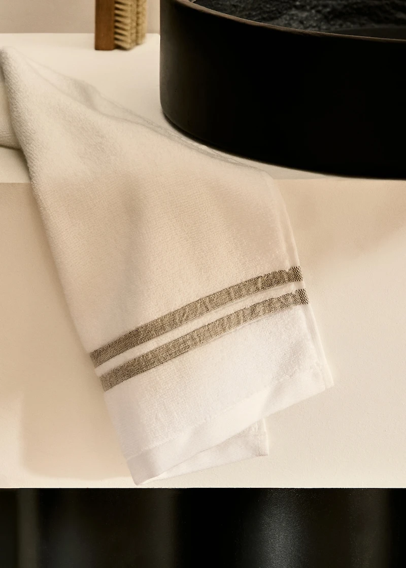 Linen hand towel with contrasting trim