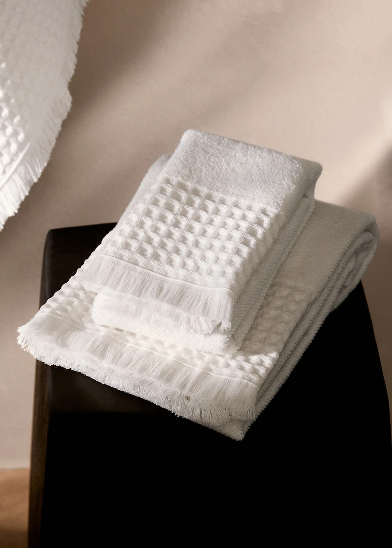 Washbasin towel with waffle trim and fringe