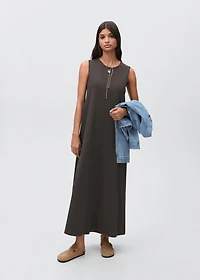 Sleeveless knitted dress