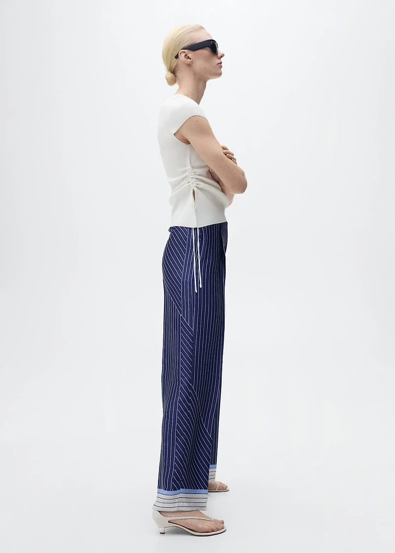 Knitted sweater with asymmetrical hem