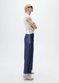 Knitted sweater with asymmetrical hem