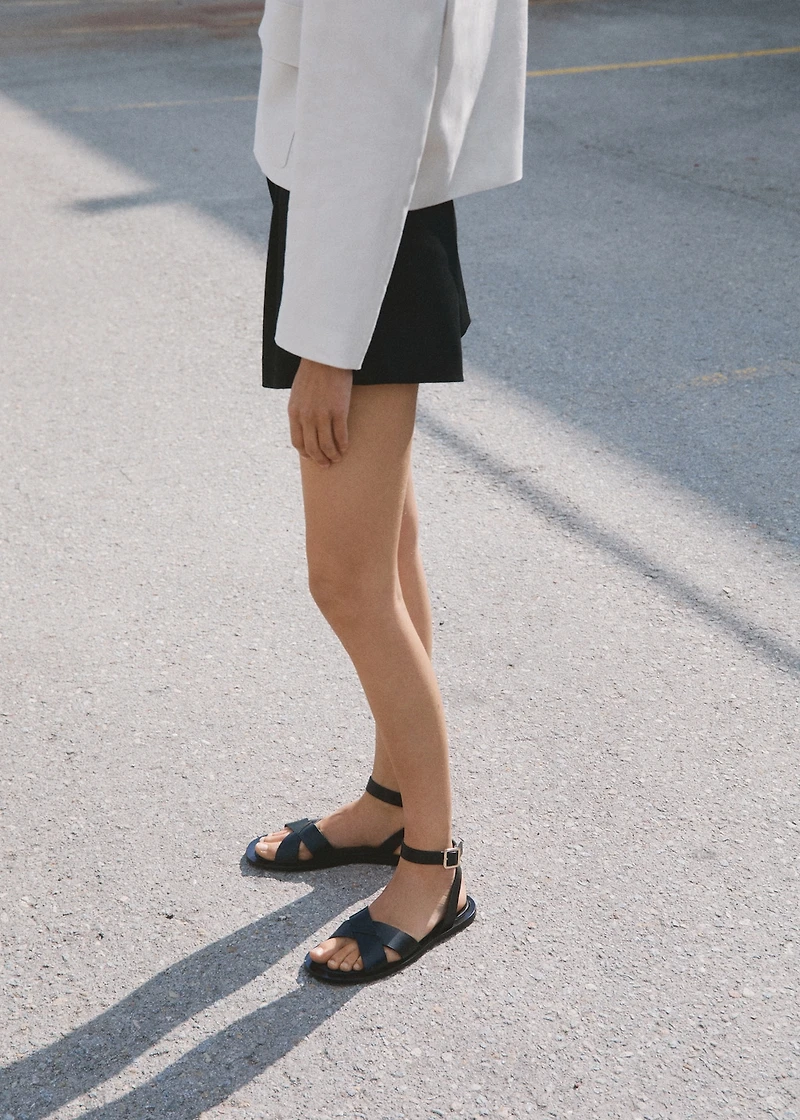 Leather sandals with buckle strap