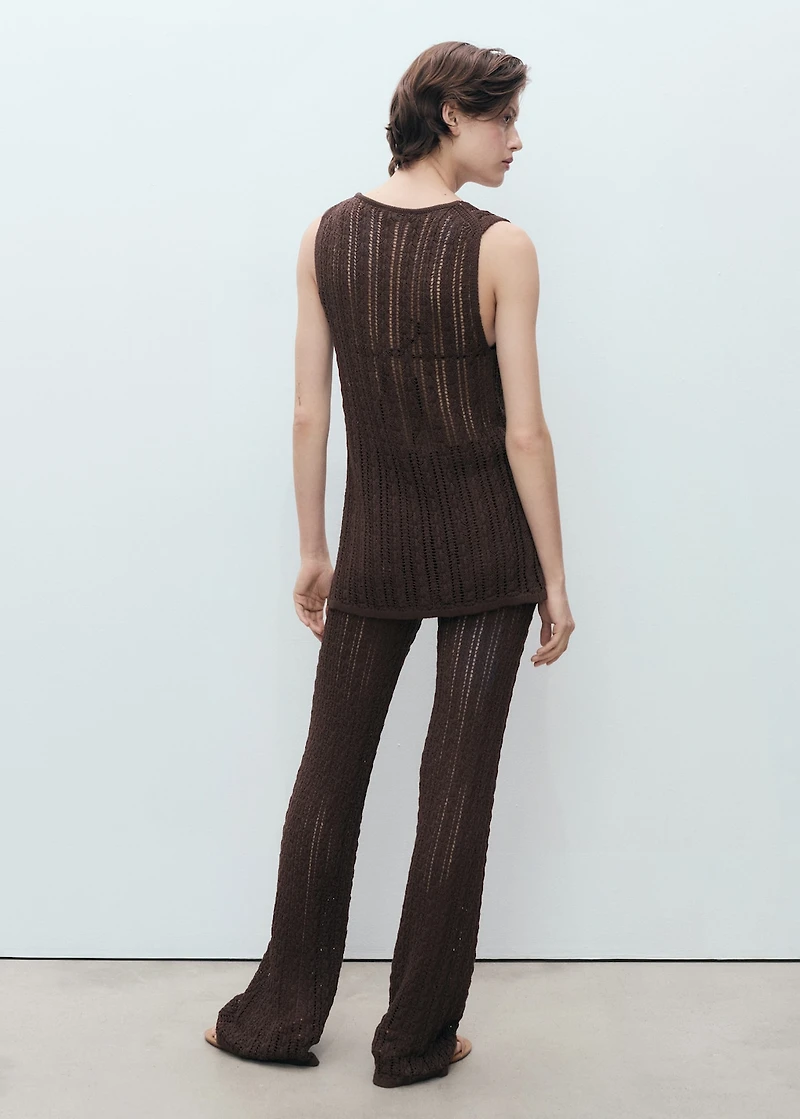 Knitted vest with bow closure