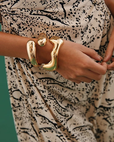 16K Plated Gotas Hinge Bangle