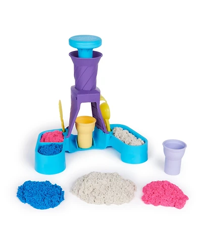 Kinetic Sand, Soft Serve Station with 14 oz of Play Sand Blue, Pink and White ,2 Ice Cream Cones and 2 Tools
